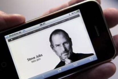 Una fotografía del cofundador de Apple, Steve Jobs, ilustra la página de inicio de la web apple.com, desde un teléfono móvil iPhone. EFE/Archivo