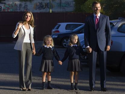 La Princesa Letizia, cogiendo de la mano a su hija Sofía, y Felipe, a Leonor.