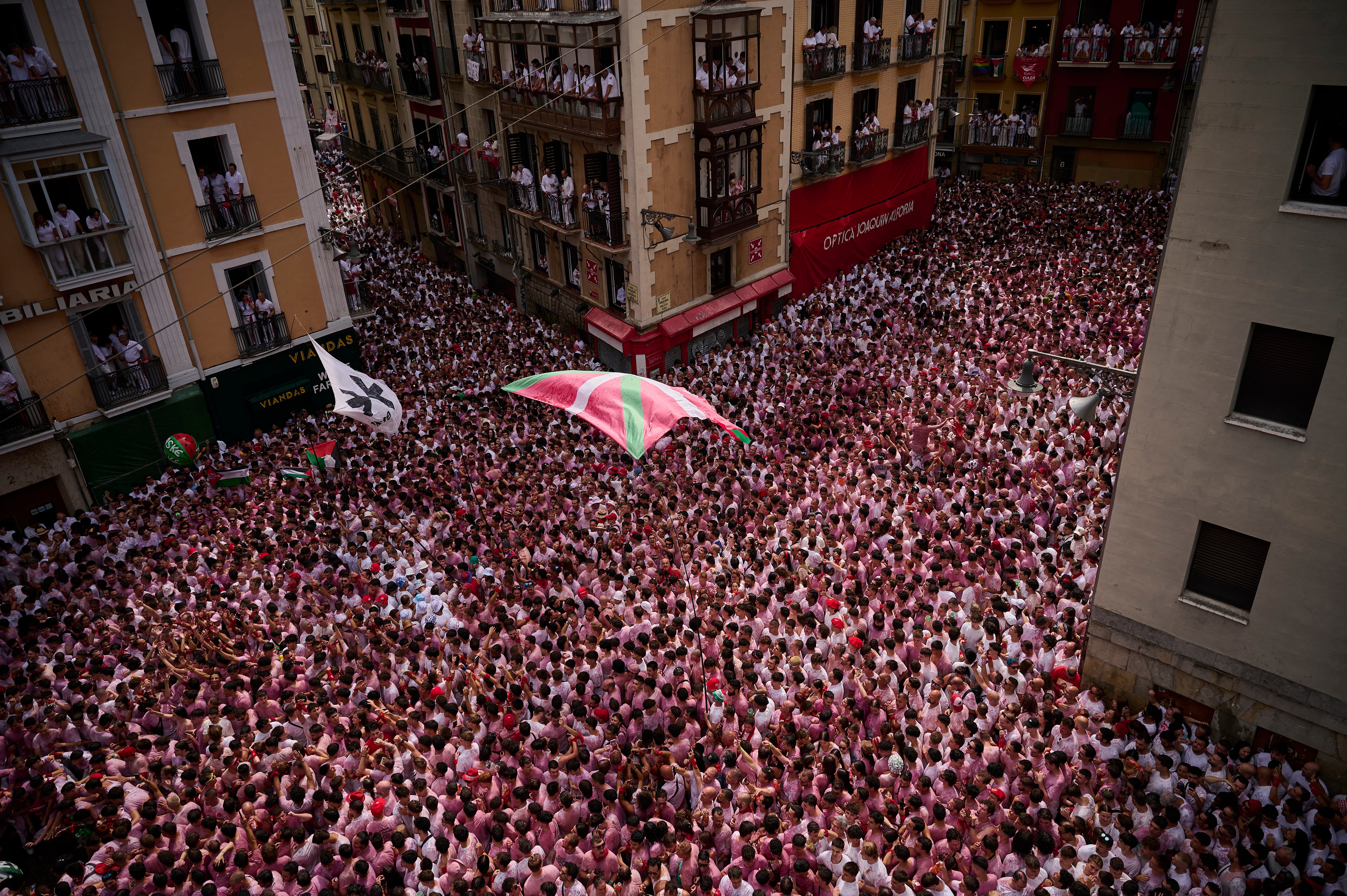 Miles de personas disfrutan del Chupinazo, acto que da comienzo a las fiestas de San Fermín 2025, el domingo en Pamplona.