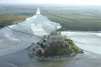 Imagen aérea virtual de la obra de ingeniería que permitirá al Mont Saint-Michel volver a aislarse de la tierra durante la marea alta.