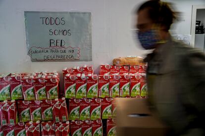 Reparto de comida en la Asociación de Vecinos de Aluche