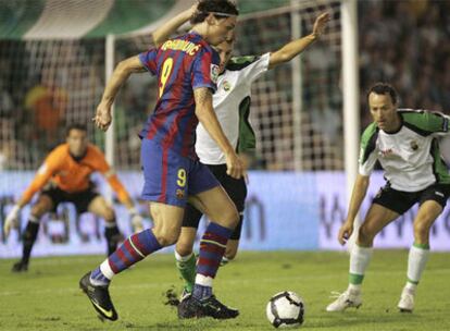 Ibrahimovic intenta llevarse el balón ante los racinguistas Arana y Pinillos.