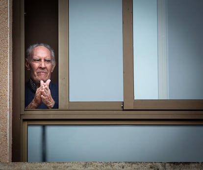 Un hombre aplaude en la ventana de una residencia de mayores en Logroño.