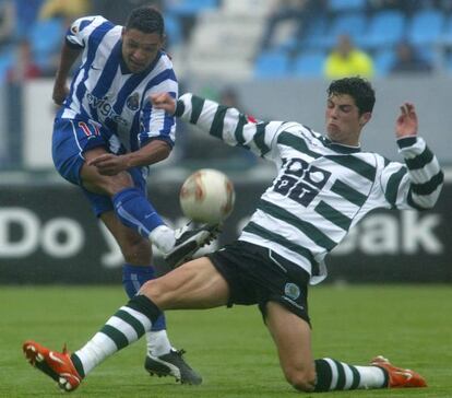 Cristiano, con la camiseta del Sporting, trata de evitar un disparo de Derlei, del Oporto, en 2003.