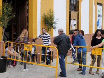 Colas en el Ayuntamiento de Zalamea para solicitar empleo en Riotinto.