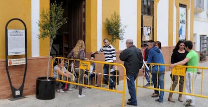 Colas en el Ayuntamiento de Zalamea para solicitar empleo en Riotinto.