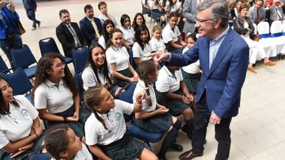 Joaquín Lavín participa de la apertura del ciclo escolar de 2019 en una escuela de Las Condes, en marzo pasado.