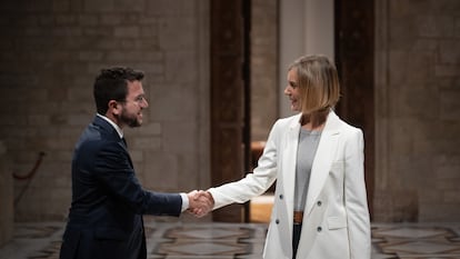 El 'president', Pere Aragonès, y la líder de los comuns en el Parlament, Jéssica Albiach, el año pasado al firmar su acuerdo de Presupuestos.