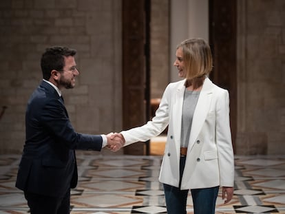 El presidente de la Generalitat, Pere Aragonès, y la líder de los comunes, Jéssica Albiach, justo antes de firmar el acuerdo de presupuestos. / DAVID ZORRAKINO (EUROPA PRESS)