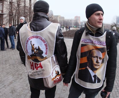 Ativistas do "Movimento de Liberação Nacional" russo com camiseta com a foto do presidente russo Vladimir Putin, em manifestaçãono distrito industrial ucraniano Donetsk neste sábado. Mais de 10.000 pessoas carregando bandeiras russas protestaram na região fronteiriça com a Rússia para declarar apoio as "aspirações da Crimeia de retornar aos domínios russos".