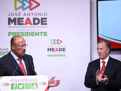 Juárez Cisneros y Meade, durante el anuncio del relevo en el PRI. 