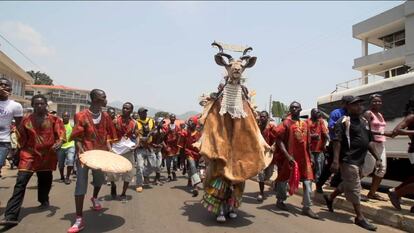 Fotograma del videoclip del tema 'Sabonah', del músico sierraleonés Janka Nabay.
