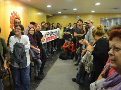 Protesta en la sede de CDC en Barcelona a pocas horas de empezar la campaña.