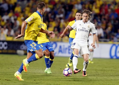 El centrocampista croata del Real Madrid, Luka Modric (d), golpea el balón ante el defensa brasileño de la U.D. Deportiva Las Palmas, Danilo Luiz da Silva.