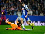 Joan García salva un mano a mano ante Roberto el sábado en el RCDE Stadium.