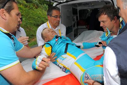 Vinokourov, uno de los cuatro corredores que han sido llevados al hospital tras caerse en la misma curva, es introducido en una ambulancia.