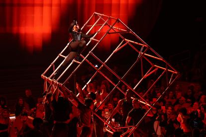 Dua Lipa, durante su actuación en los Grammy. 