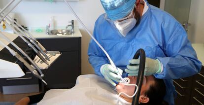 Dentista atendiendo a una paciente.