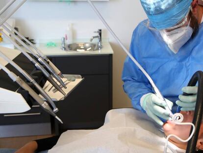 Dentista atendiendo a una paciente.