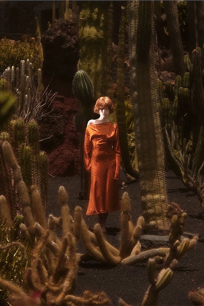 Magia arquitectónica. La creación del Jardín de Cactus fue lo que más tiempo llevó a César Manrique. Comenzó a mediados de los setenta restaurando el molino antiguo que corona el espacio. Terminó de perfilar el paisaje en 1991, un año antes de su muerte. Vestido de seda de VERSACE (1.890 €).