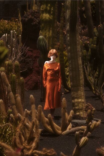 Magia arquitectónica. La creación del Jardín de Cactus fue lo que más tiempo llevó a César Manrique. Comenzó a mediados de los setenta restaurando el molino antiguo que corona el espacio. Terminó de perfilar el paisaje en 1991, un año antes de su muerte. Vestido de seda de VERSACE (1.890 €).