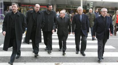 Santiago Gómez Sierra, tercero por la derecha, junto al resto de los patronos natos del Cabildo catedralicio en Cajasur, ayer en Córdoba.