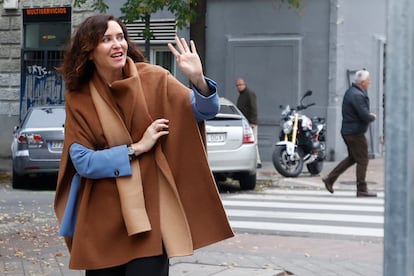 La presidenta de la Comunidad de Madrid, Isabel Díaz Ayuso, a su llegada a un encuentro informativo organizado por el Círculo de Navarra, este lunes en Madrid.