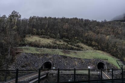 Salida del túnel de alta velocidad que une León con Asturias en Campomanes.