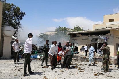 Los servicios de emergencia evacuan a un herido tras el estallido de un coche bomba, en Mogadiscio. 
