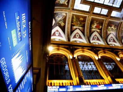 Panel que muestra el Ibex 35 en interior del Palacio de la Bolsa de Madrid, sede de BME. 