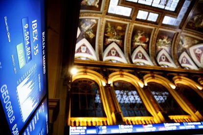 Panel que muestra el Ibex 35 en interior del Palacio de la Bolsa de Madrid, sede de BME. 