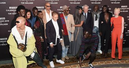 RuPaul, Sean 'Diddiy' Combs, Naomi Campbell, Djimon Hounsou y otros de los participantes del calendario Pirelli 2018, junto al CEO de la firma Marco Tronchetti, este viernes en Nueva York.