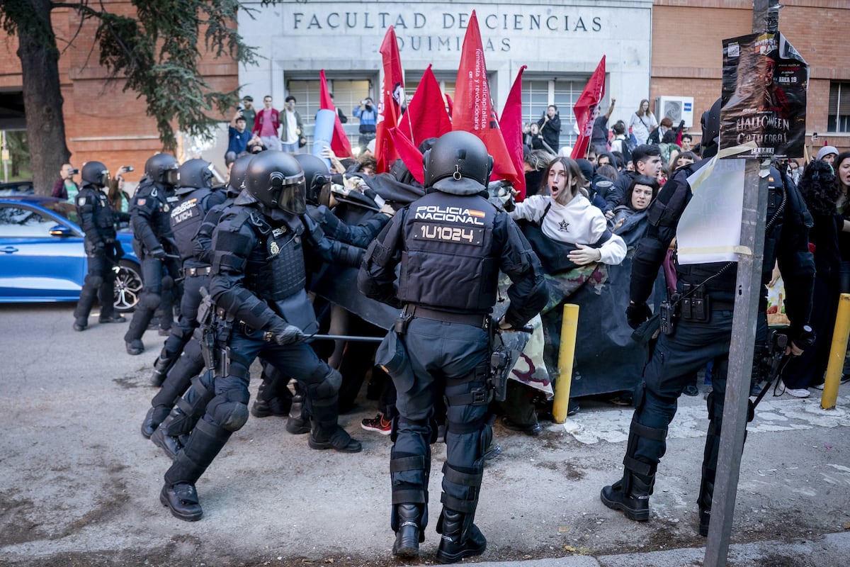 Cinco detenidos y siete heridos en una carga policial en la Complutense por la huelga educativa