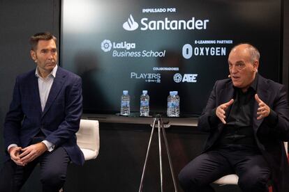 Felipe Martín,  director de Patrocinios y Eventos de Banco Santander España (izquierda), y Javier Tebas, presidente de LaLiga, en el evento de presentación de Global Players Program