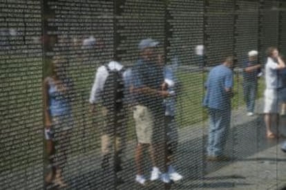 Muro de granito negro con los nombres de los soldados estadounidenses fallecidos en la Guerra de VIetnam, en Washington.