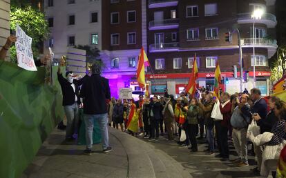 Decenas de personas observan una representación en la concentración de Ferraz. Jaime Villanueva/El País