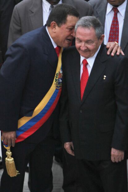 El presidente de Venezuela, Hugo Chávez (izquierda), con el de Cuba, Raúl Castro, en Caracas el pasado abril.