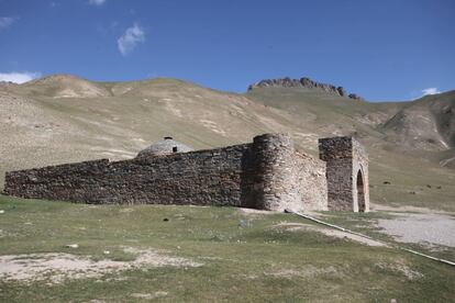 Del lago Son Kul kirguso hasta la frontera china, en la provincia de Xinjiang, hay dos días de autobús hasta llegar al fuerte Tass Rabat y el Paso Torugart que corona la cordillera del Tian Shan a casi 3.200 metros de altitud.