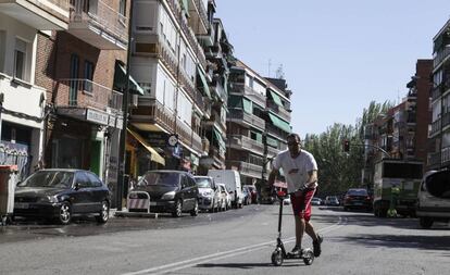 Vía Carpetana. A la izquierda, la acera que pertenece a Carabanchel y se beneficia de la rebaja del IBI.