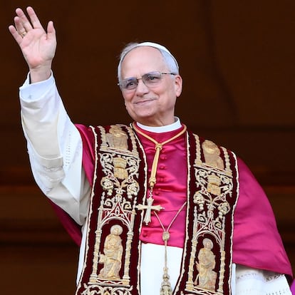 VATICAN CITY (Vatican City State (Holy See)), 08/05/2025.- Newly elected Pope Leo XIV, Cardinal Robert Francis Prevost from the USA, greets faithfuls from the central loggia of Saint Peter's Basilica, Vatican City, 08 May 2025. (Papa, Cardenal) EFE/EPA/ETTORE FERRARI