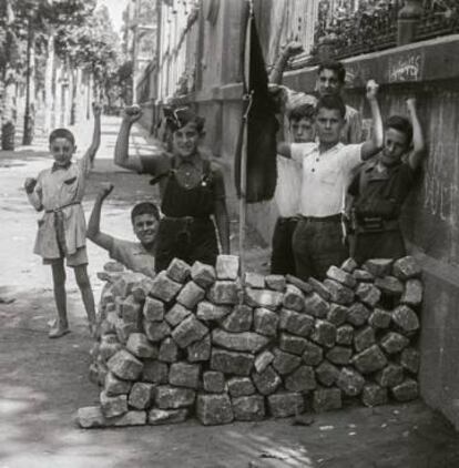 Barricada infantil darrere de la Universitat de Barcelona, agost del 1936.