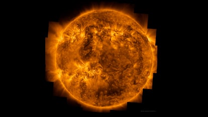 Imagen de la atmósfera superior del Sol, la corona, que muestra el plasma a un millón de grados Celsius moviéndose alrededor de la estrella.