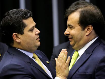O presidente do Senado, Davi Alcolumbre, cumprimenta Rodrigo Maia, presidente da Câmara.