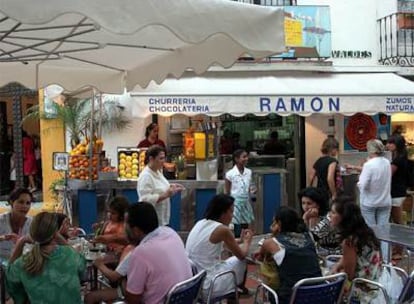 Terraza de la churrería Ramón, en la plaza de los Naranjos de Marbella.