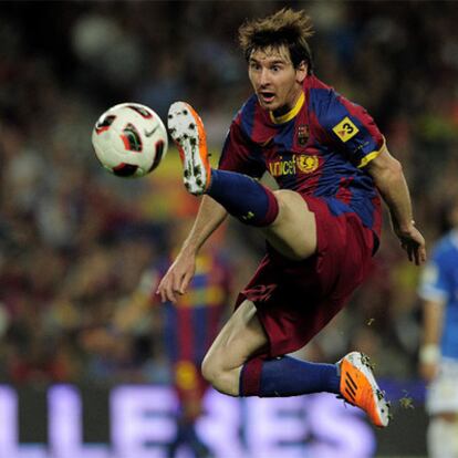 Messi trata de controlar un balón en un partido de Liga con el Barcelona.