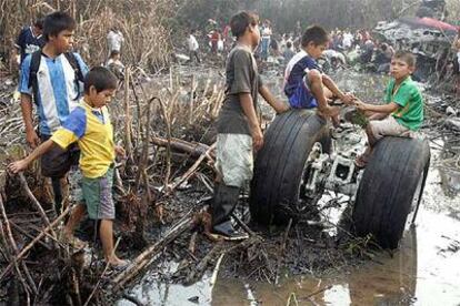 Varios niños juegan con los restos del avión de Tans que se estrelló el martes en el norte de Perú.