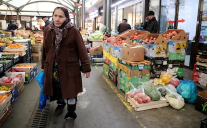 Una mujer compra en el mercado de 'Yasil Bazar', en Bakú, Azerbaiyán, el 17 de noviembre de 2024. 