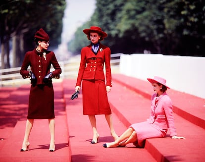 Inès de la Fressange, Tara Shannon y una tercera modelo posan con prendas de la segunda colección de Lagerfeld para Chanel, o-i 1983 alta costura.