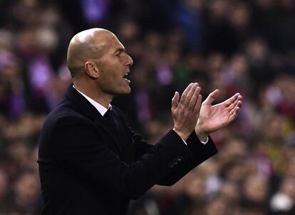 Zinedine Zidane, entrenador del Real Madrid, aplaude a sus jugadores.