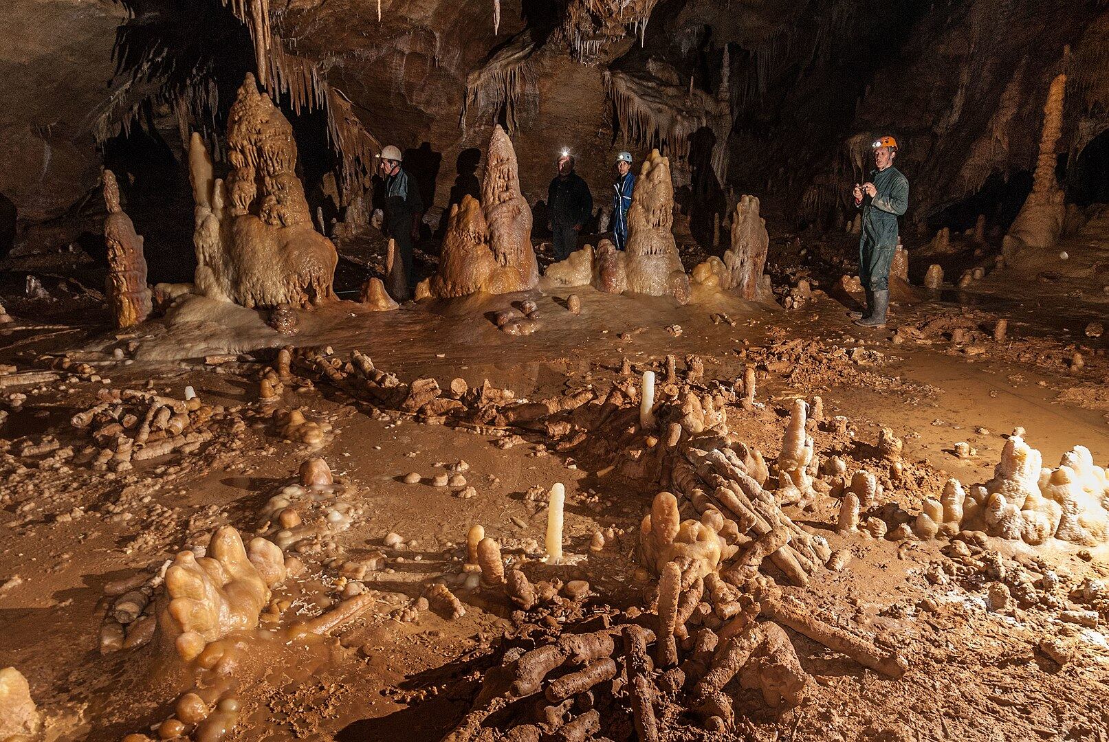 Estructuras creadas por neandertales en la cueva de Bruniquel.